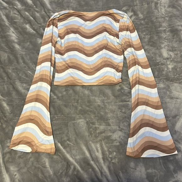 Striped U-cut Crop Top Flared Arms - Picture 3 of 3